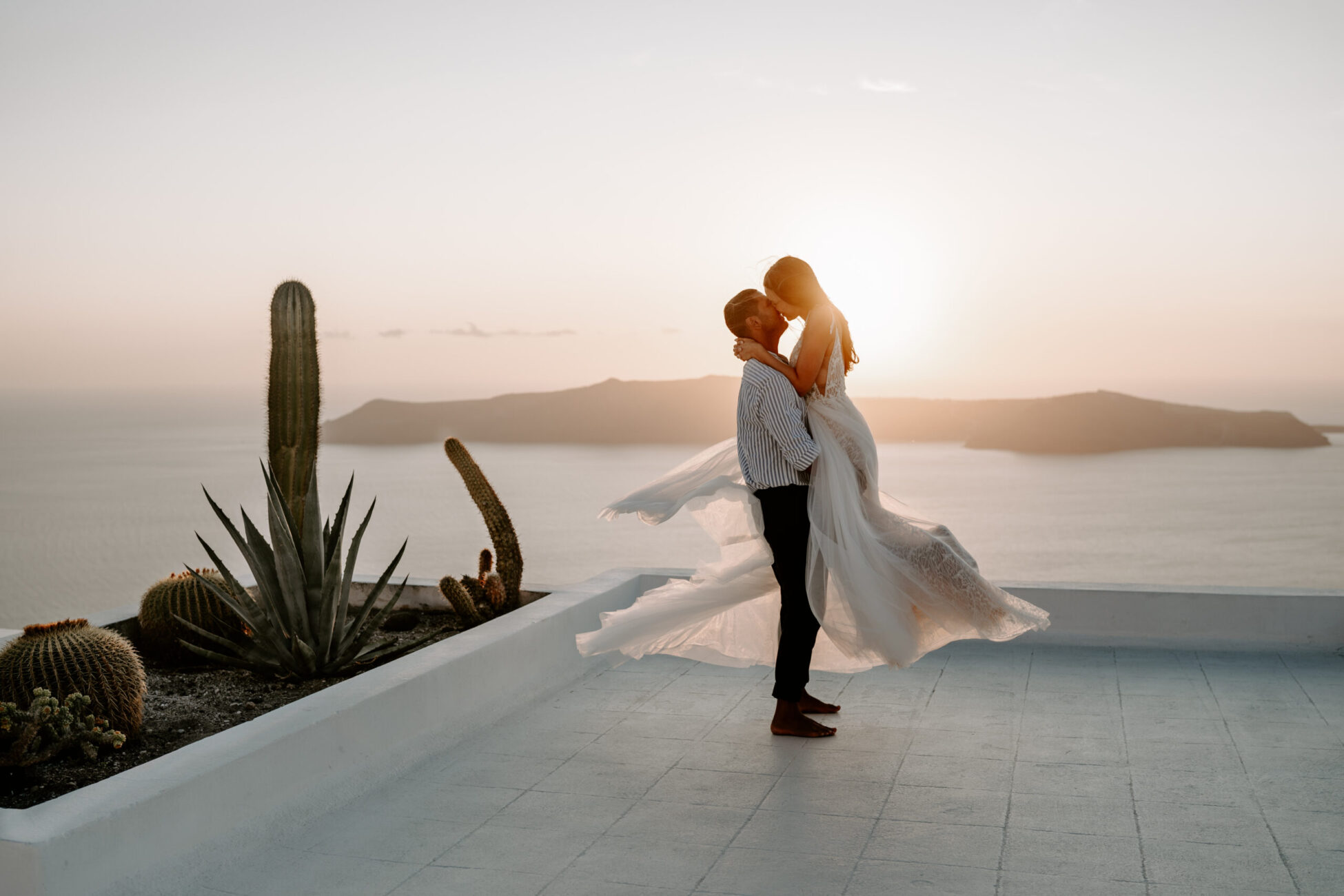 Santorini Hochzeitsreportage Elopement Hochzeit Fotograf Óia Sunsetshooting Couple Shooting Andromeda villas