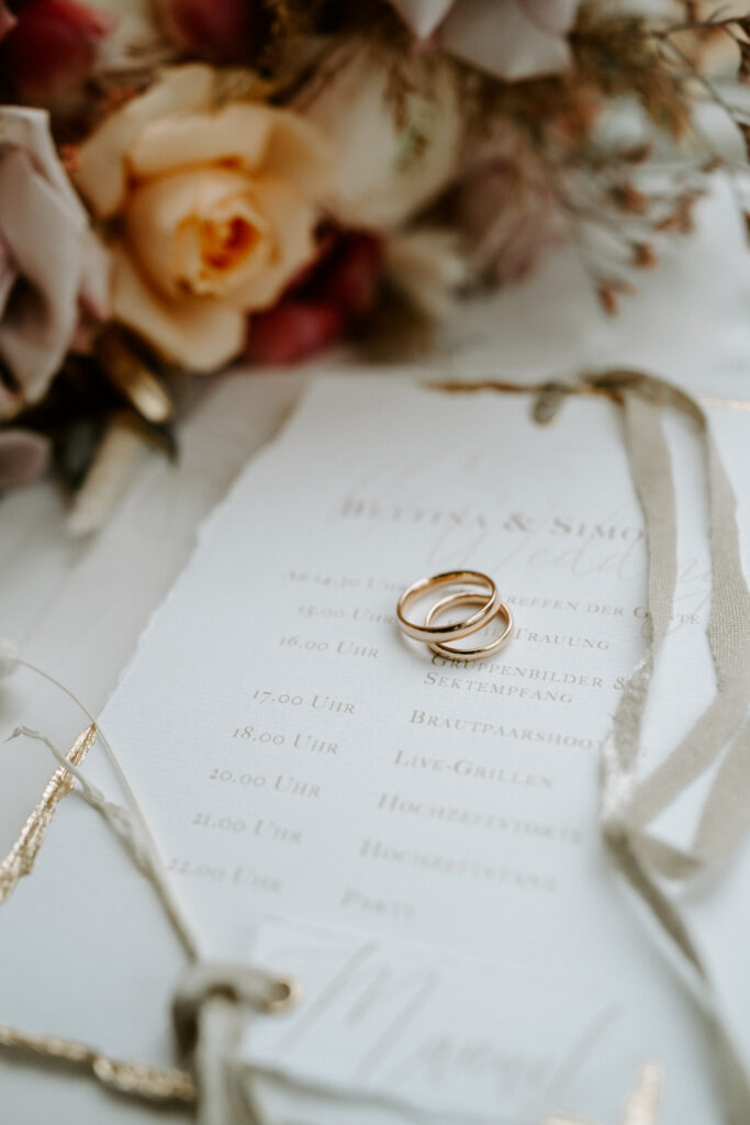 Ringe Papeterie Flatlay Schloss Teutschenthal Hochzeit Hochzeitsfotograf Braut Boho Hochzeit Hochzeitsfotografin Leipzig