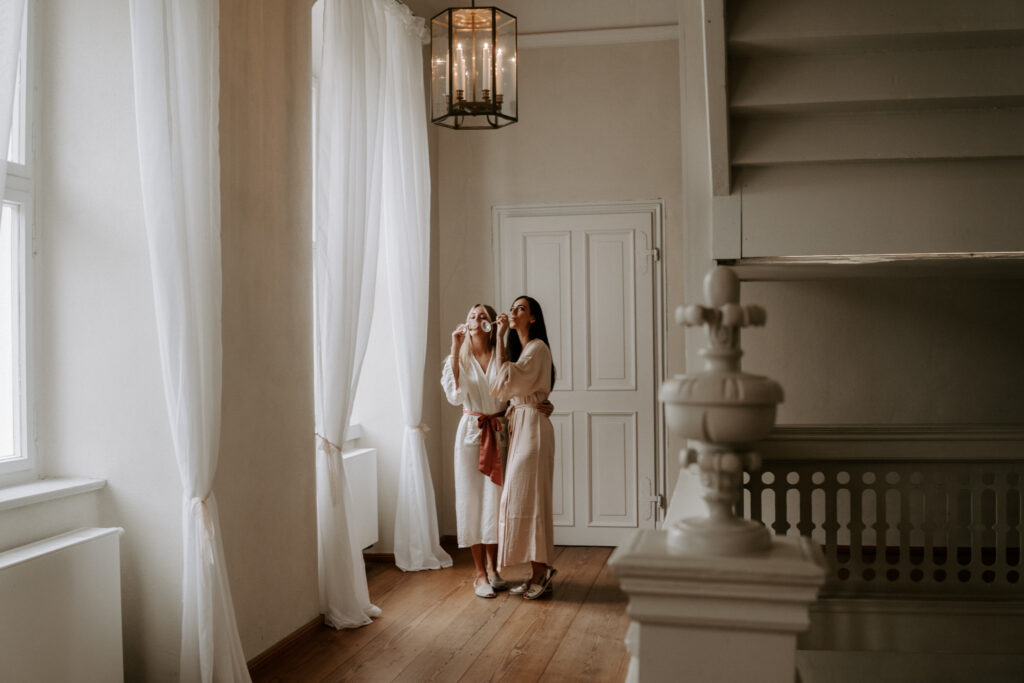 Rittergut Ermlitz Hochzeit Hochzeitsreportage Fotograf Hochzeitsfotografin Getting ready der Braut in der Suite