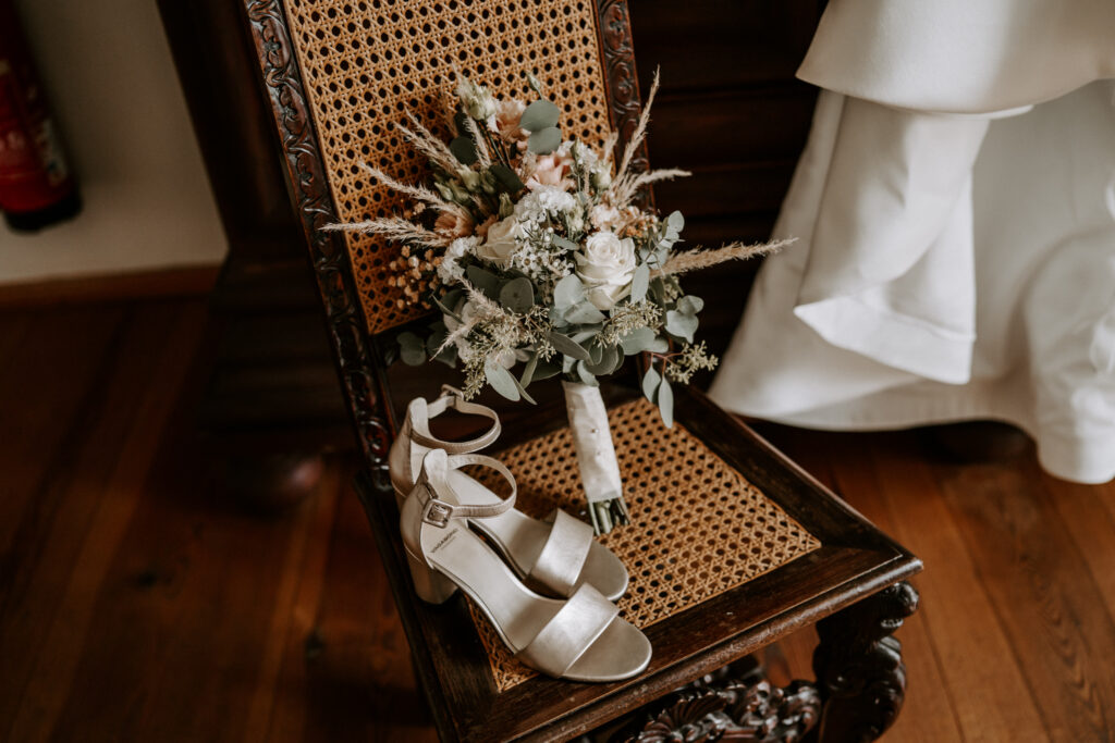 Rittergut Ermlitz Hochzeit Hochzeitsreportage Fotograf Hochzeitsfotografin Getting ready der Braut in der Suite Details Brautschuhe