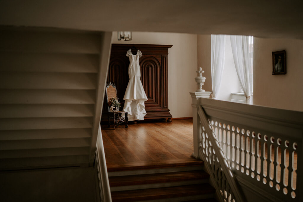 Rittergut Ermlitz Hochzeit Hochzeitsreportage Fotograf Hochzeitsfotografin Getting ready der Braut in der Suite