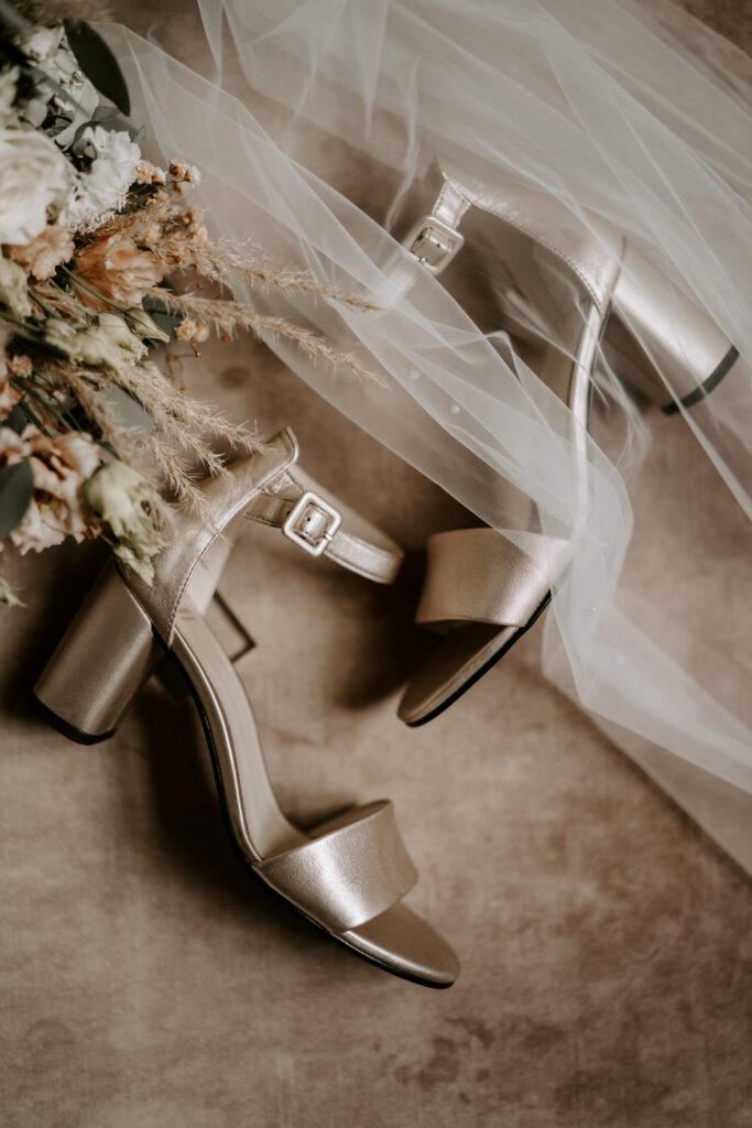 Rittergut Ermlitz Hochzeit Hochzeitsreportage Fotograf Hochzeitsfotografin Getting ready der Braut in der Suite