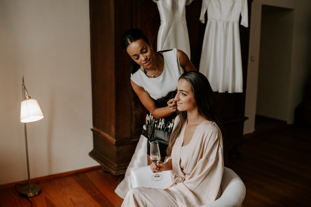 Rittergut Ermlitz Hochzeit Hochzeitsreportage Fotograf Hochzeitsfotografin Getting ready der Braut in der Suite