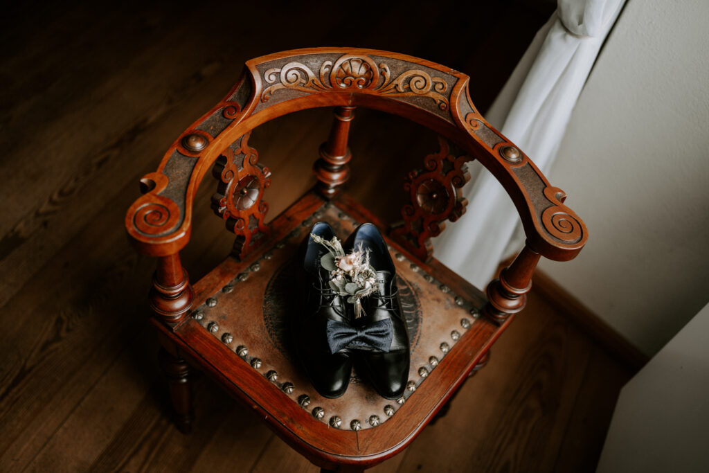 Rittergut Ermlitz Hochzeit Hochzeitsreportage Fotograf Hochzeitsfotografin Getting ready der Braut in der Suite