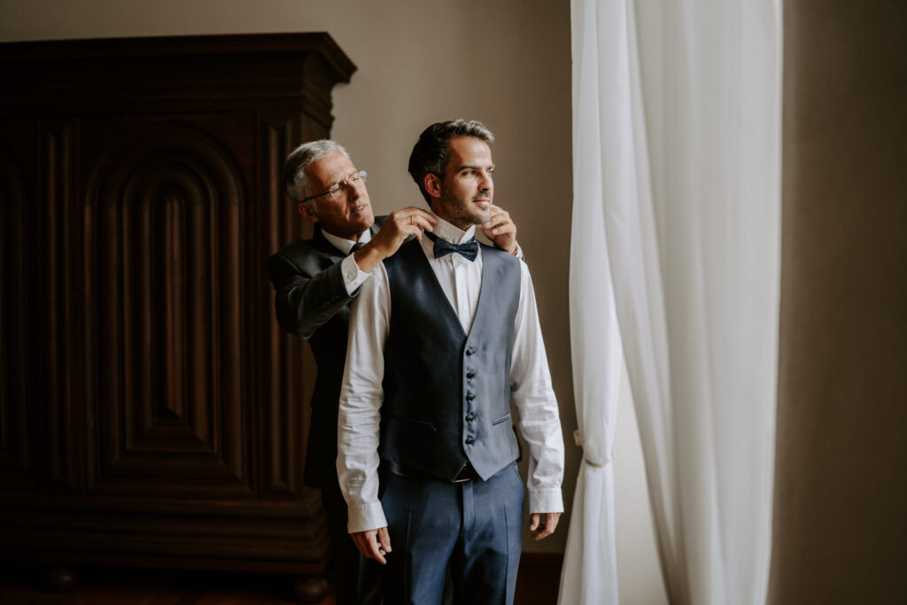 Rittergut Ermlitz Hochzeit Hochzeitsreportage Fotograf Hochzeitsfotografin Getting ready Bräutigam in der Suite