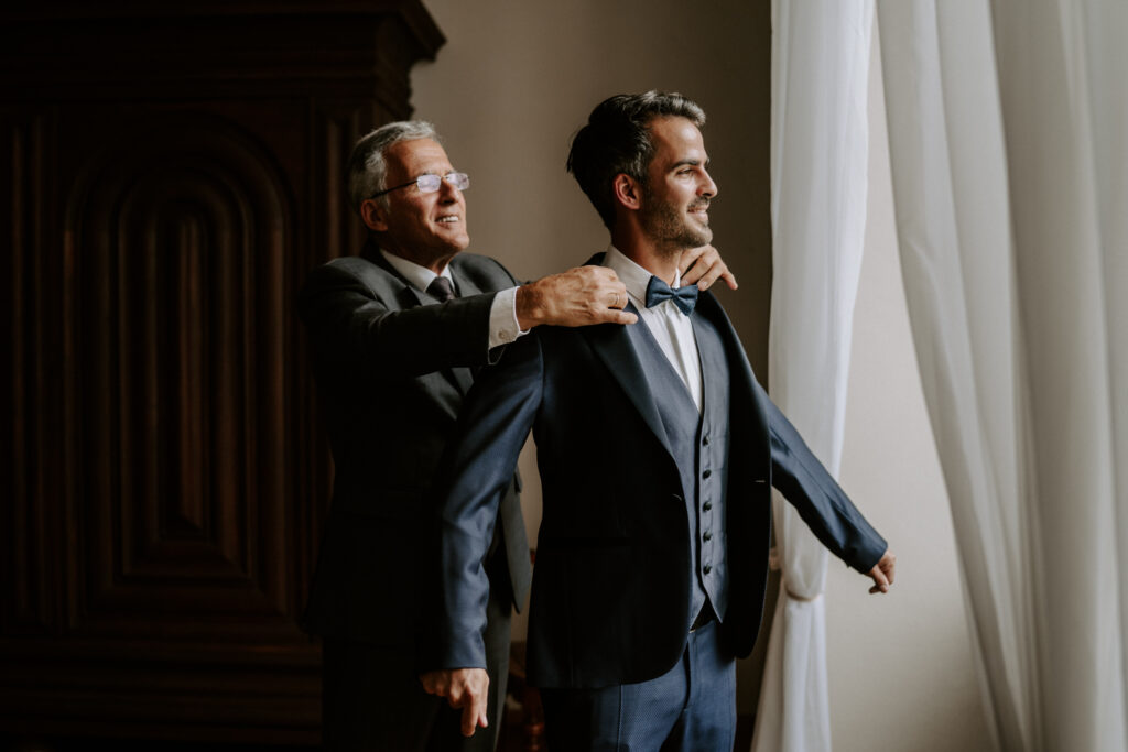 Rittergut Ermlitz Hochzeit Hochzeitsreportage Fotograf Hochzeitsfotografin Getting ready Bräutigam in der Suite