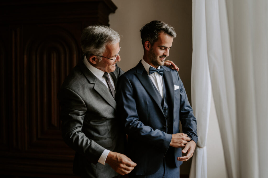 Rittergut Ermlitz Hochzeit Hochzeitsreportage Fotograf Hochzeitsfotografin Getting ready Bräutigam in der Suite