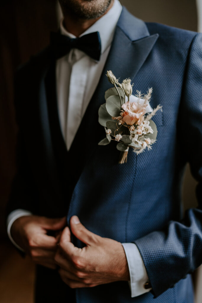 Rittergut ErmlitzHochzeit Hochzeitsreportage Fotograf Hochzeitsfotografin Getting ready Bräutigam in der Suite