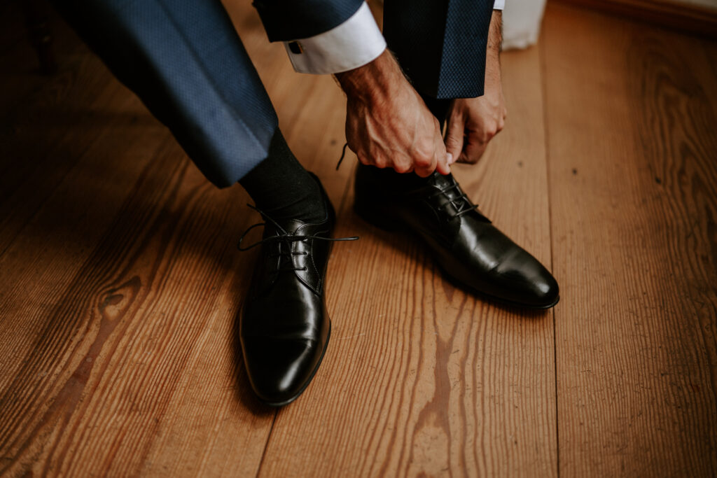 Rittergut Ermlitz Hochzeit Hochzeitsreportage Fotograf Hochzeitsfotografin Getting ready Bräutigam in der Suite