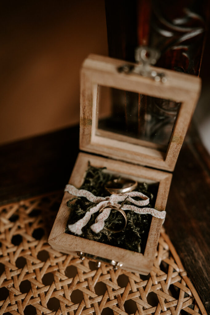 Rittergut Ermlitz Hochzeit Hochzeitsreportage Fotograf Hochzeitsfotografin Getting ready Ringe Eheringe