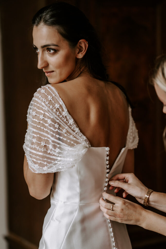 Rittergut Ermlitz Hochzeit Hochzeitsreportage Fotograf Hochzeitsfotografin Getting ready Braut in der Suite