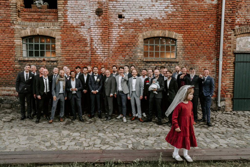 Rittergut Ermlitz Location Hochzeit Gruppenbild Kind als Braut