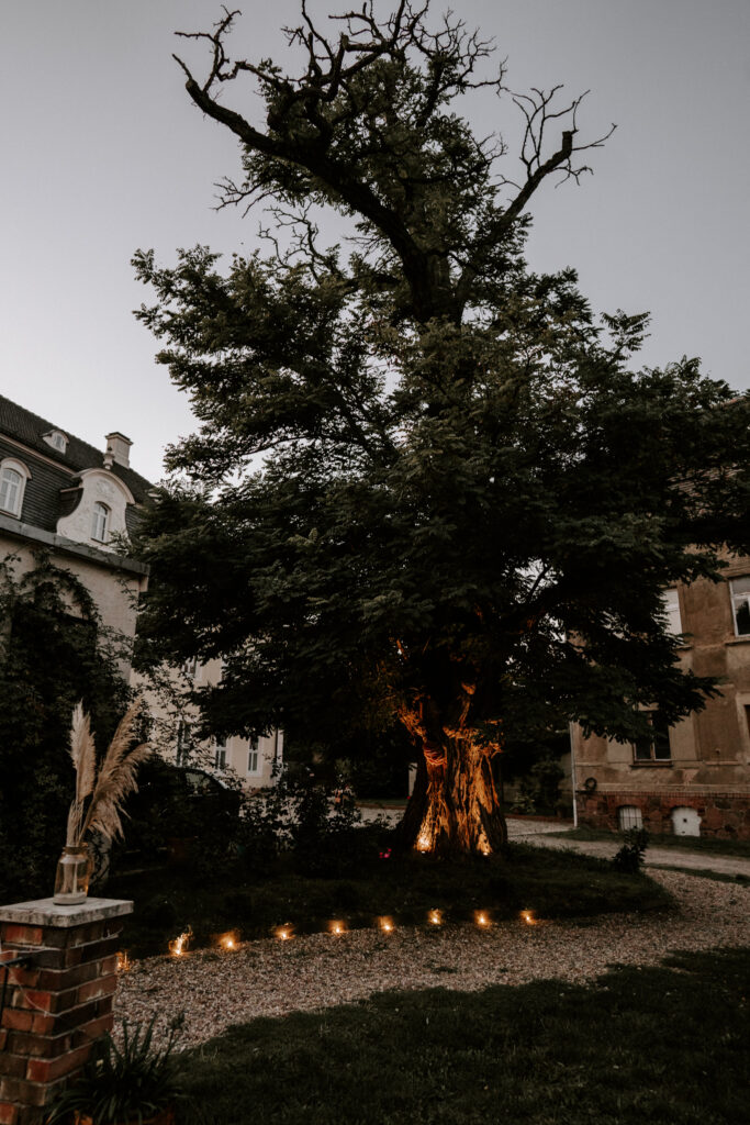 Rittergut Ermlitz Location Hochzeit Gruppenbild Kind als Braut